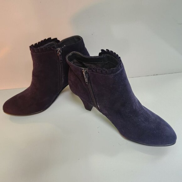 Aerosoles Heelrest NWOT Navy Faux Suede Ruffle Detailed Heeled Bootie Size 7.5M - Picture 5 of 8